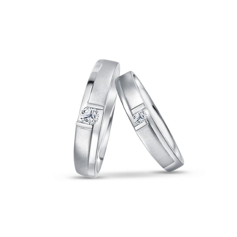SK couple wedding rings in white gold with one diamond on each of the ring