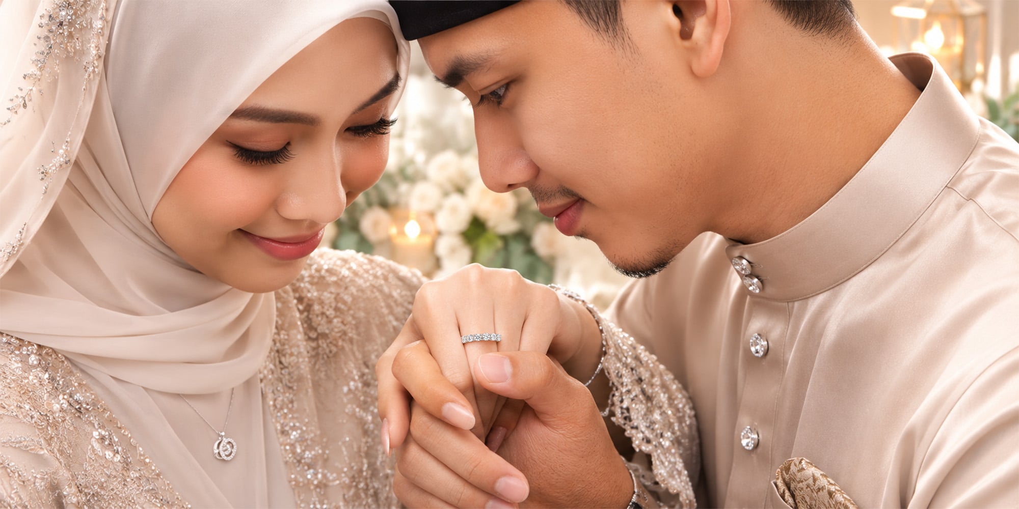Pasangan Melayu dengan cincin tunang emas SK Jewellery