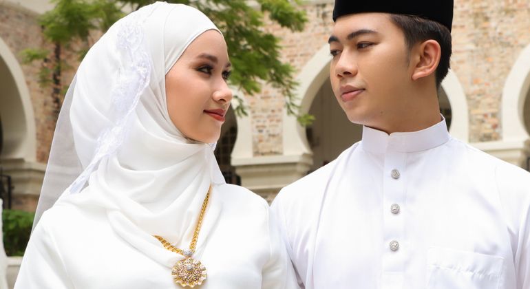Pengantin Lelaki dan Perempuan dengan Barang Kemas menurut Adat Perkahwinan Melayu