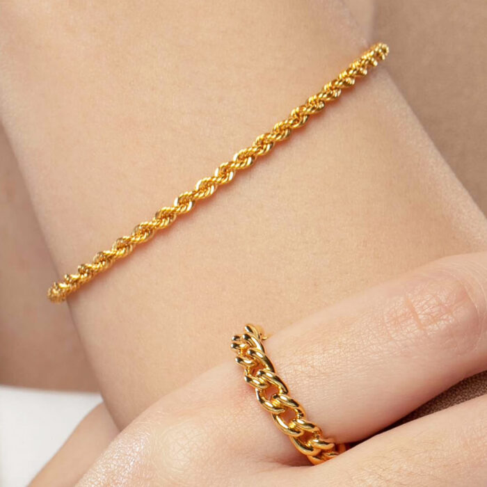 SK BRACELET FOR WOMEN HOLLOW ROPE classic bracelet made with rope chain in 916 gold worn by a model