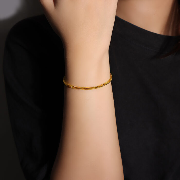 SK BRACELET FOR WOMEN EVERGREEN ROUND classic bracelet and the perfect staple piece made in 916 gold